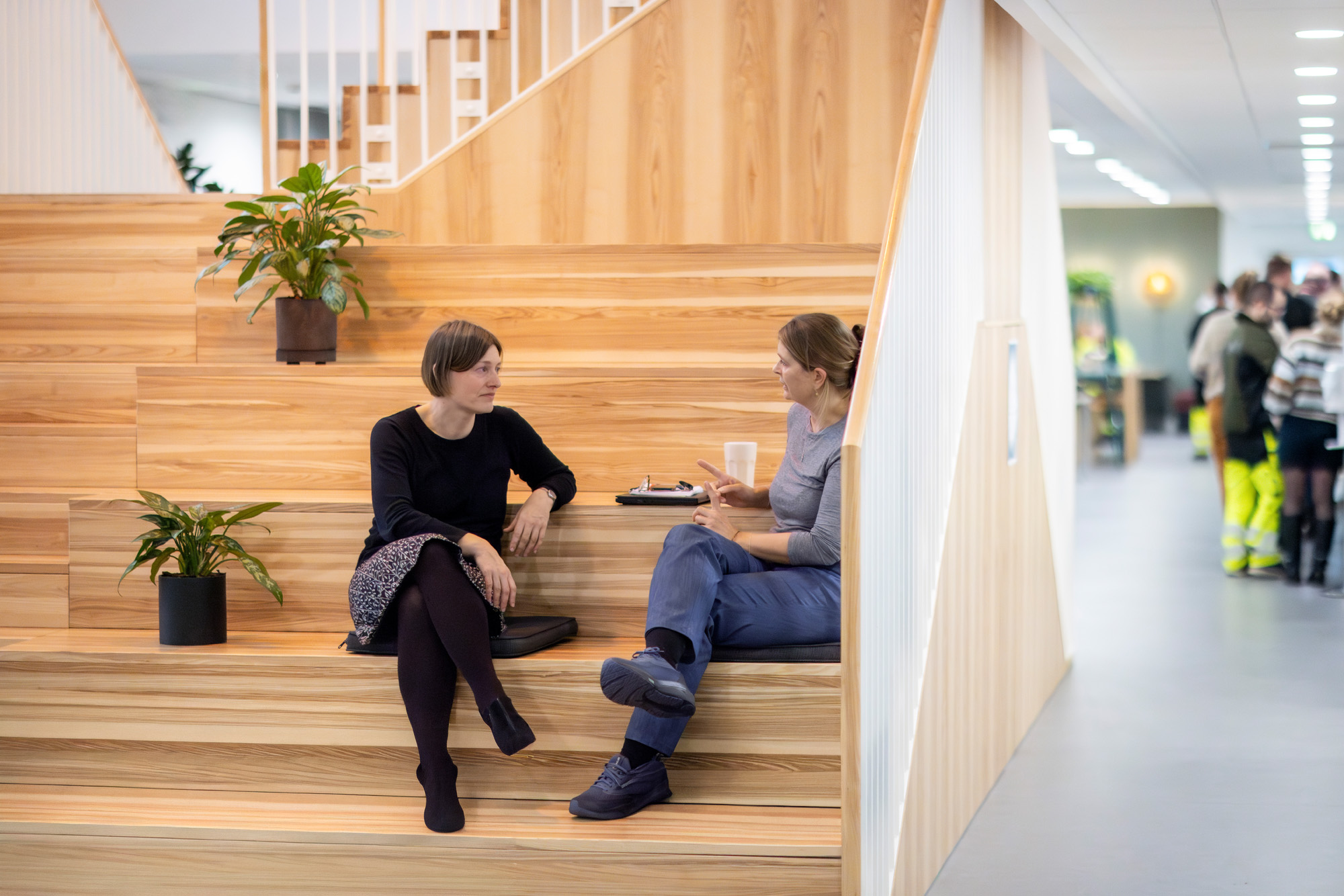 Billede af 2 Medarbejdere I Samtale På Trappe