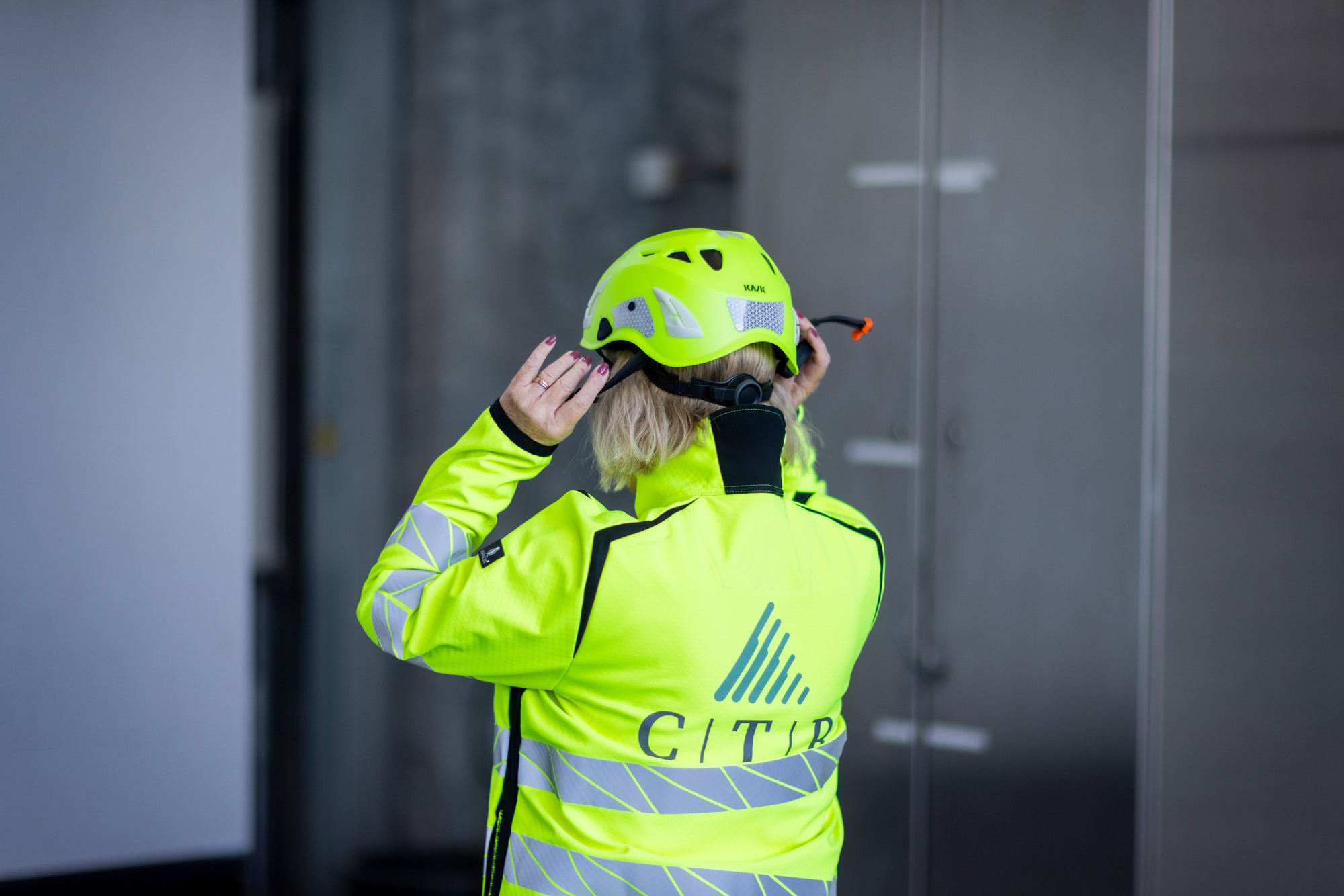 Medarbejder Med Jakke Og Hjelm