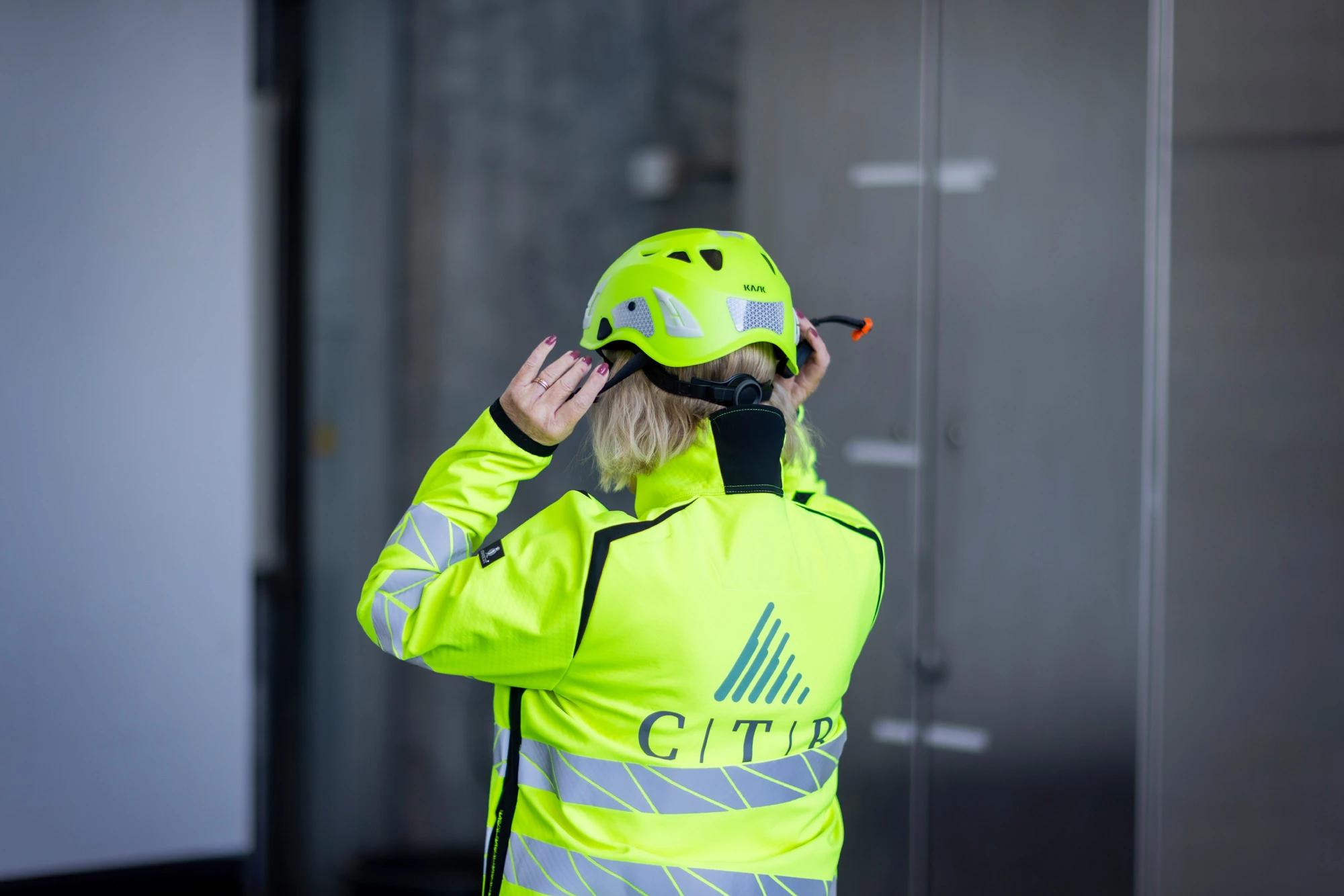 Medarbejder Med Jakke Og Hjelm