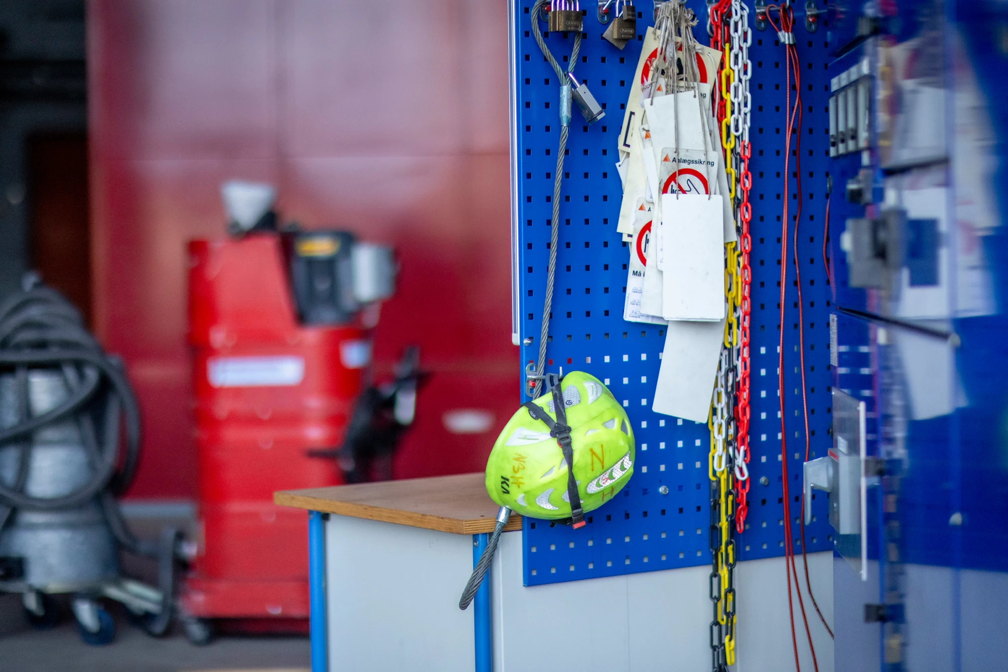 Billede af arbejdsbord og tavle 