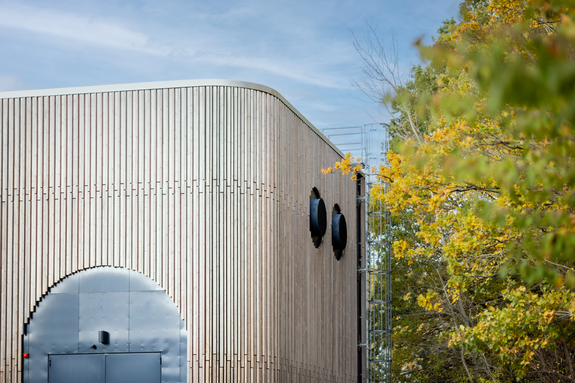 Anlæg med træbeklædning