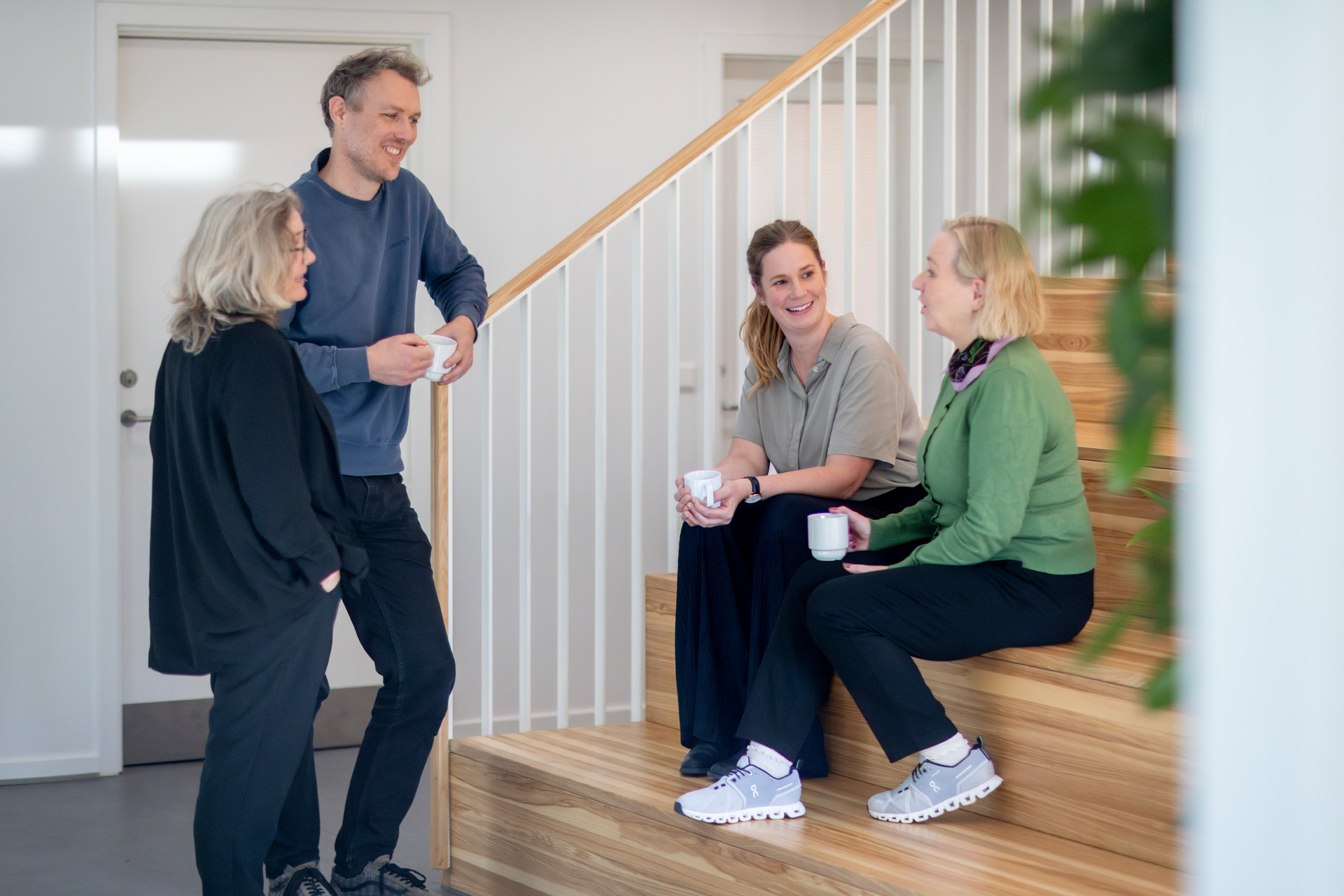 4 Medarbejdere Ved Trappe Fra Side