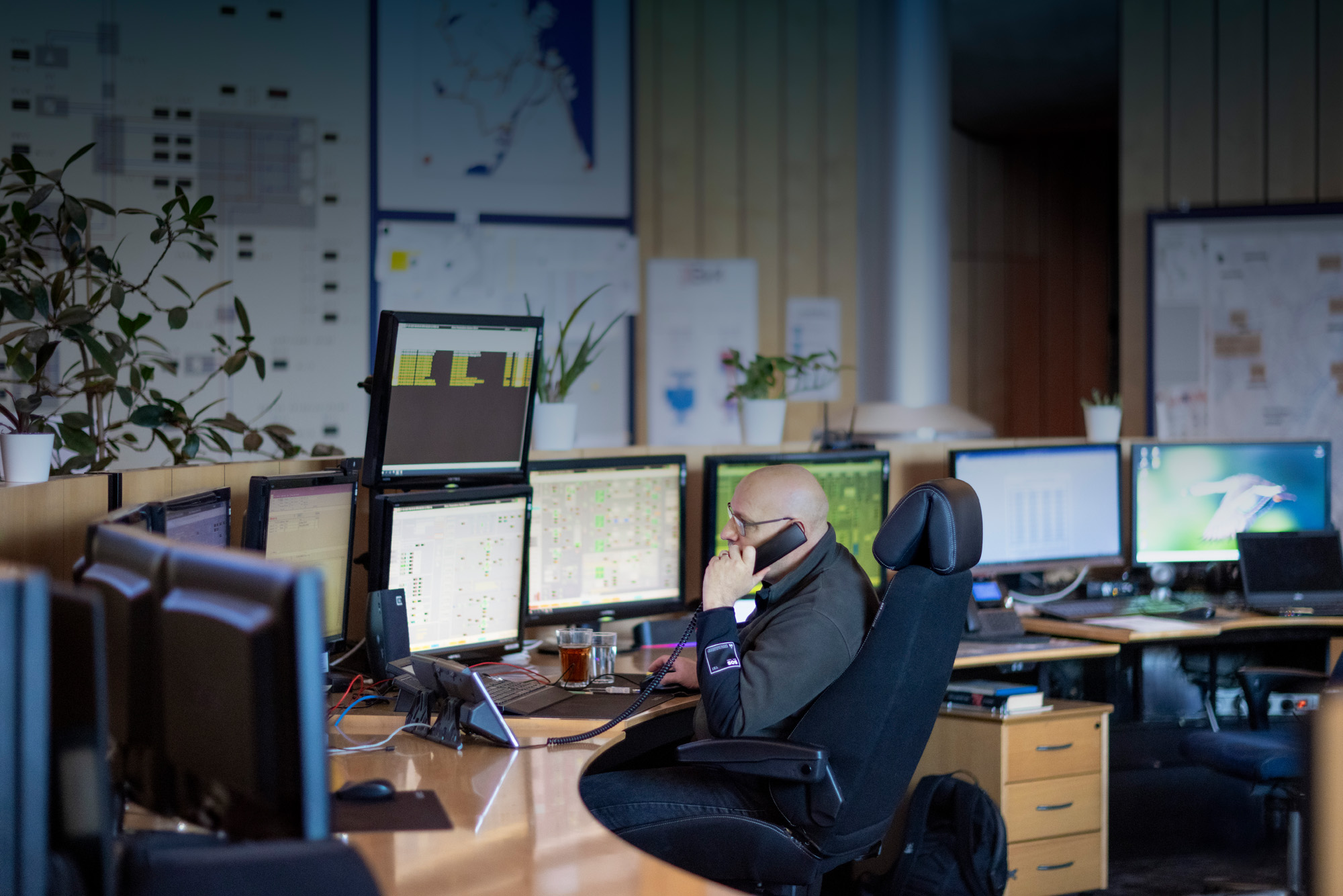 Billede af 1 medarbejder i CTR's kontrolrum