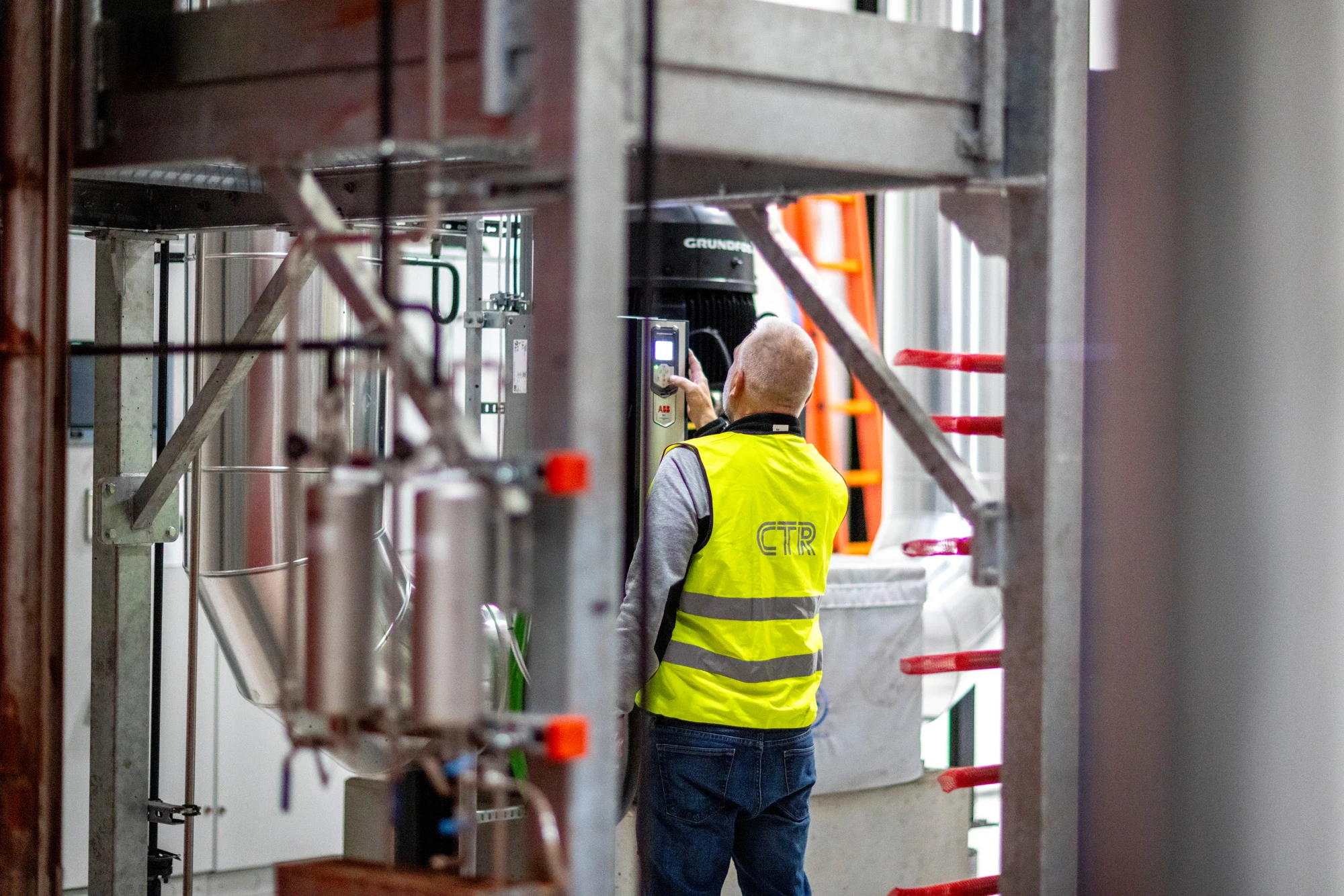 Billede af Medarbejder I Anlæg Set Fra Ryggen