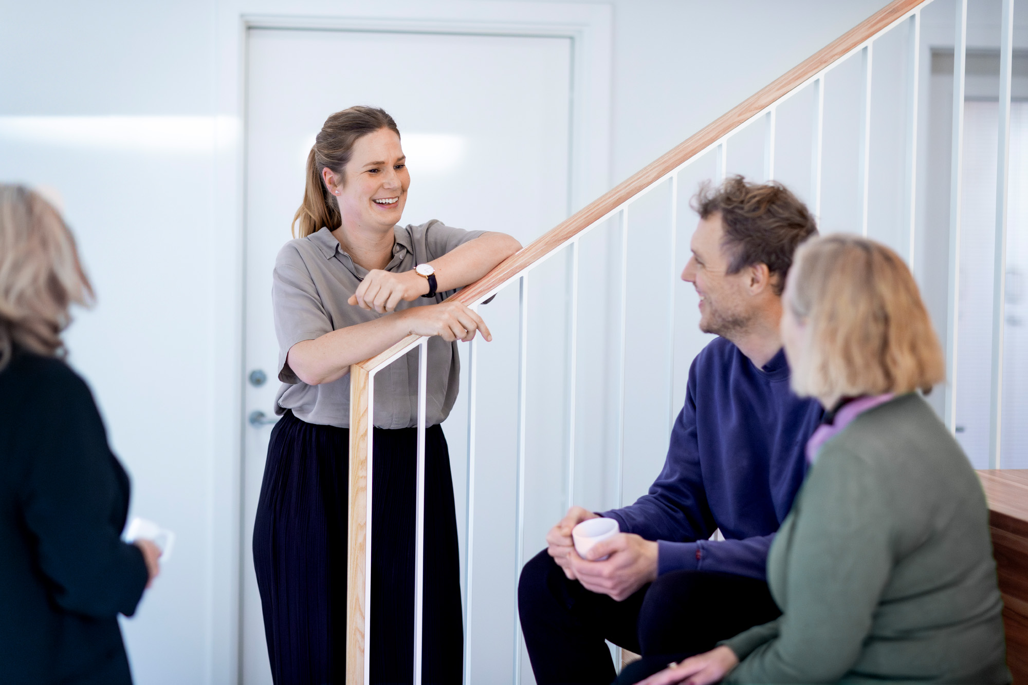 4 Medarbejdere Ved Trappe Tæt På